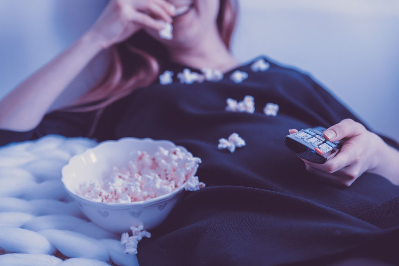  دختری که RaiPlay را تماشا می کند 