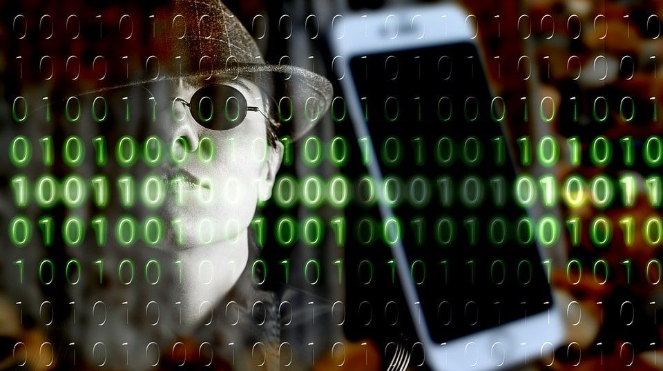   سایبر جنایی با تلفن ترک خورده 